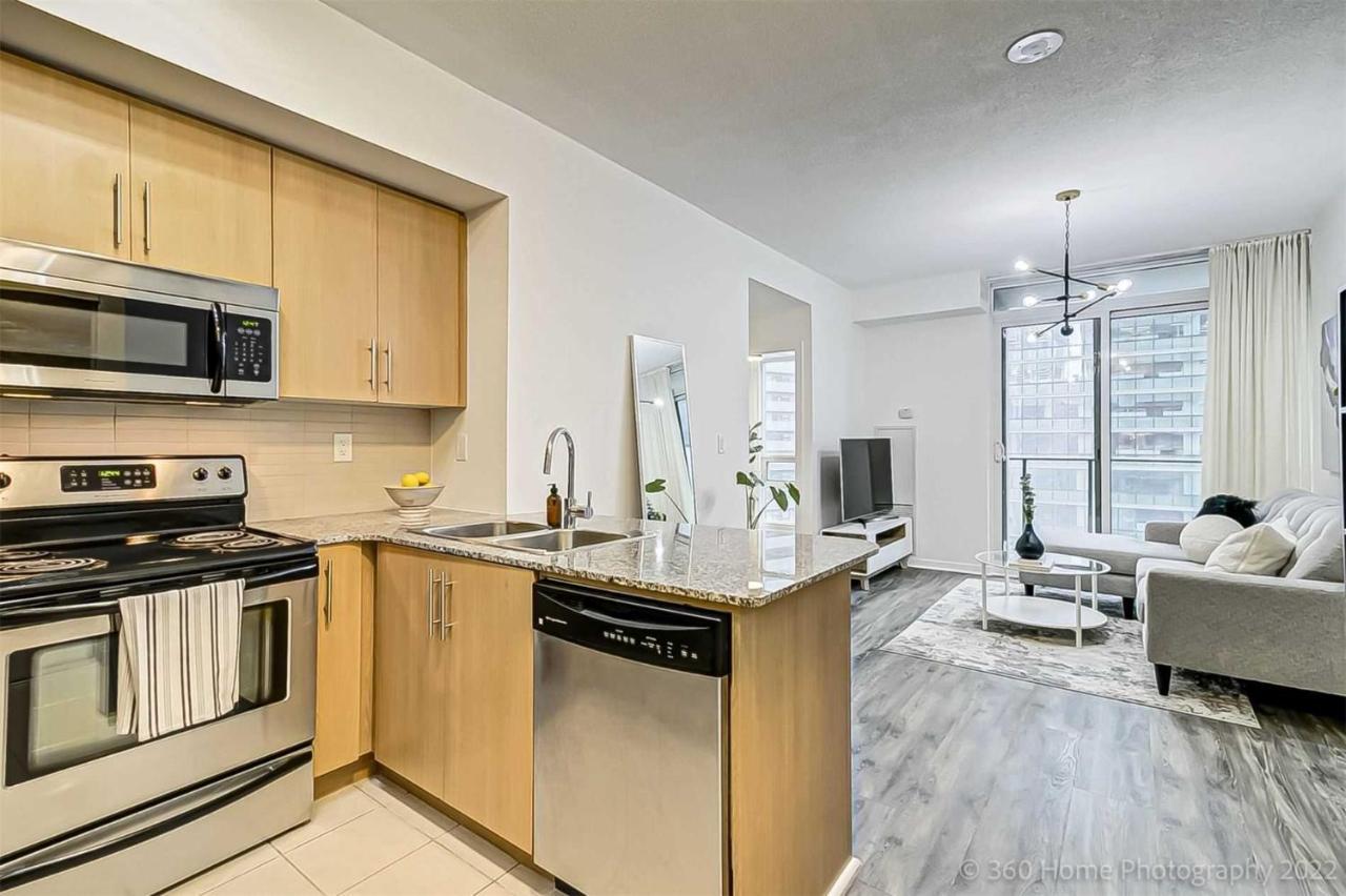 Prime Location - Stunning 2-Bdrm Condo Τορόντο Εξωτερικό φωτογραφία