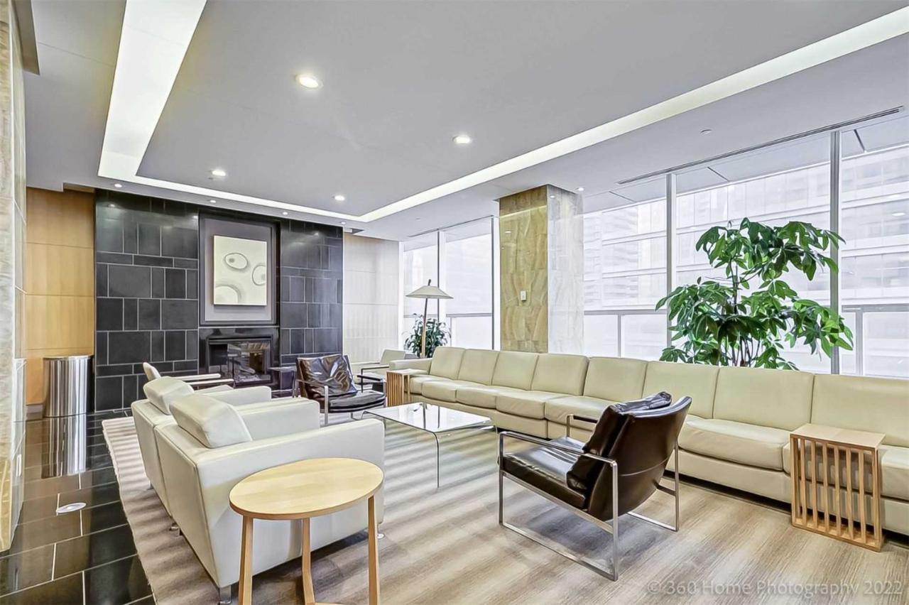 Prime Location - Stunning 2-Bdrm Condo Τορόντο Εξωτερικό φωτογραφία